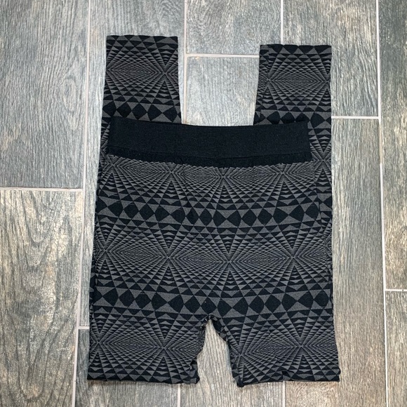 Gold Medal Pants - 3/$20 Goldmedal Black & Gray Geometric Printed Seamless Leggings - Size Large/XL